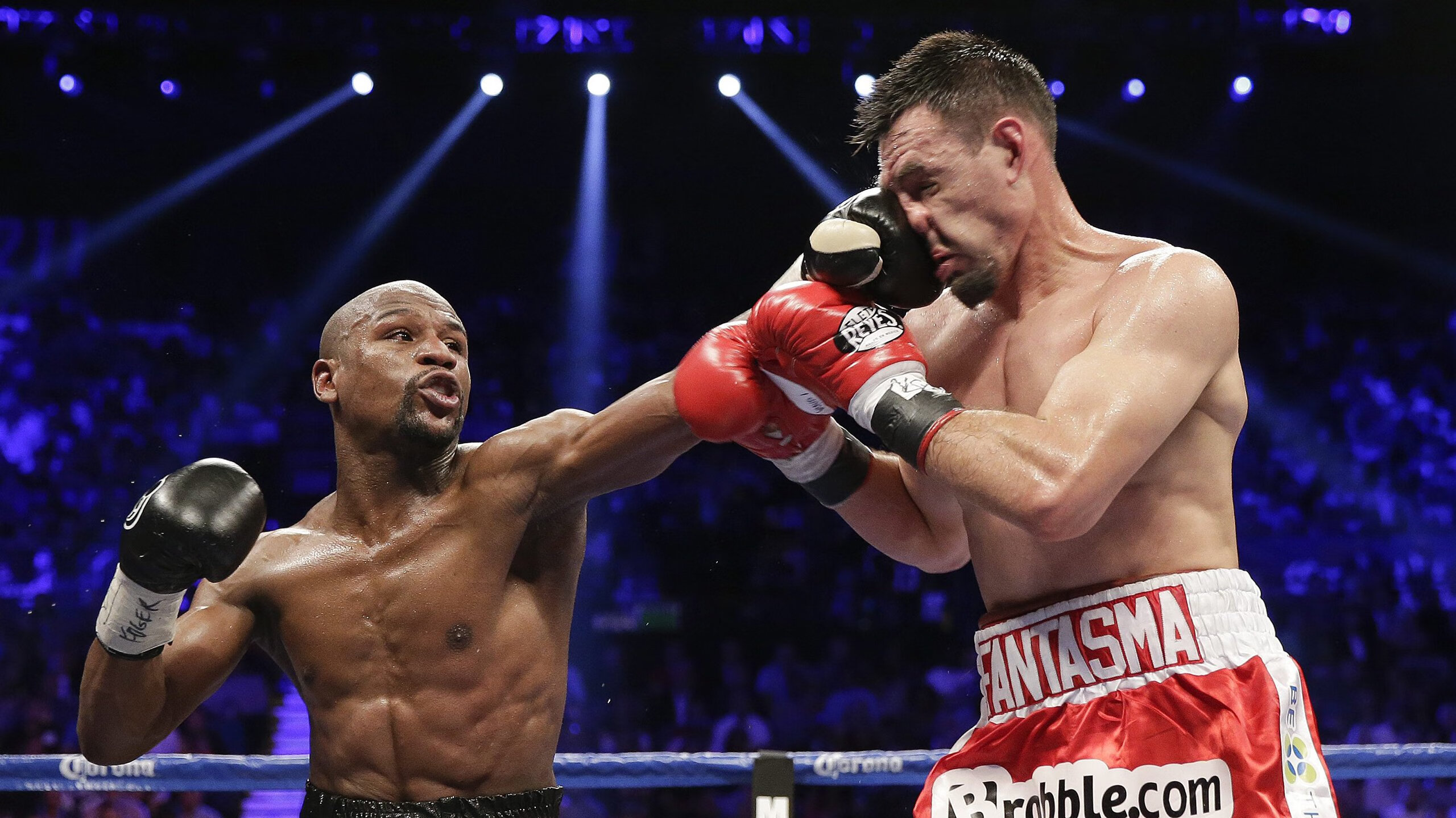 伊布接管F1,当足球巨星在赛车轰鸣中打穿洪都拉斯