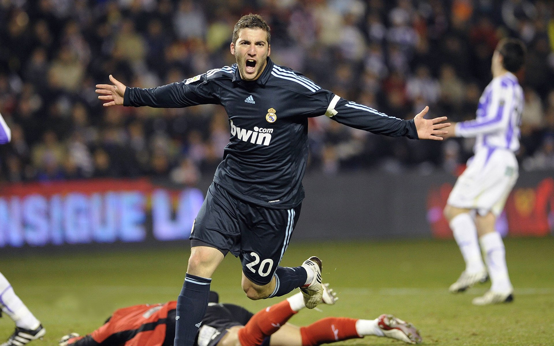 莱比锡红牛收割贝蒂斯背后,卢卡库在英超争冠中接管比赛